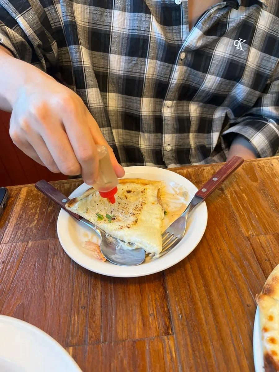 Pizza yang disiram madu yang disajikan bersama