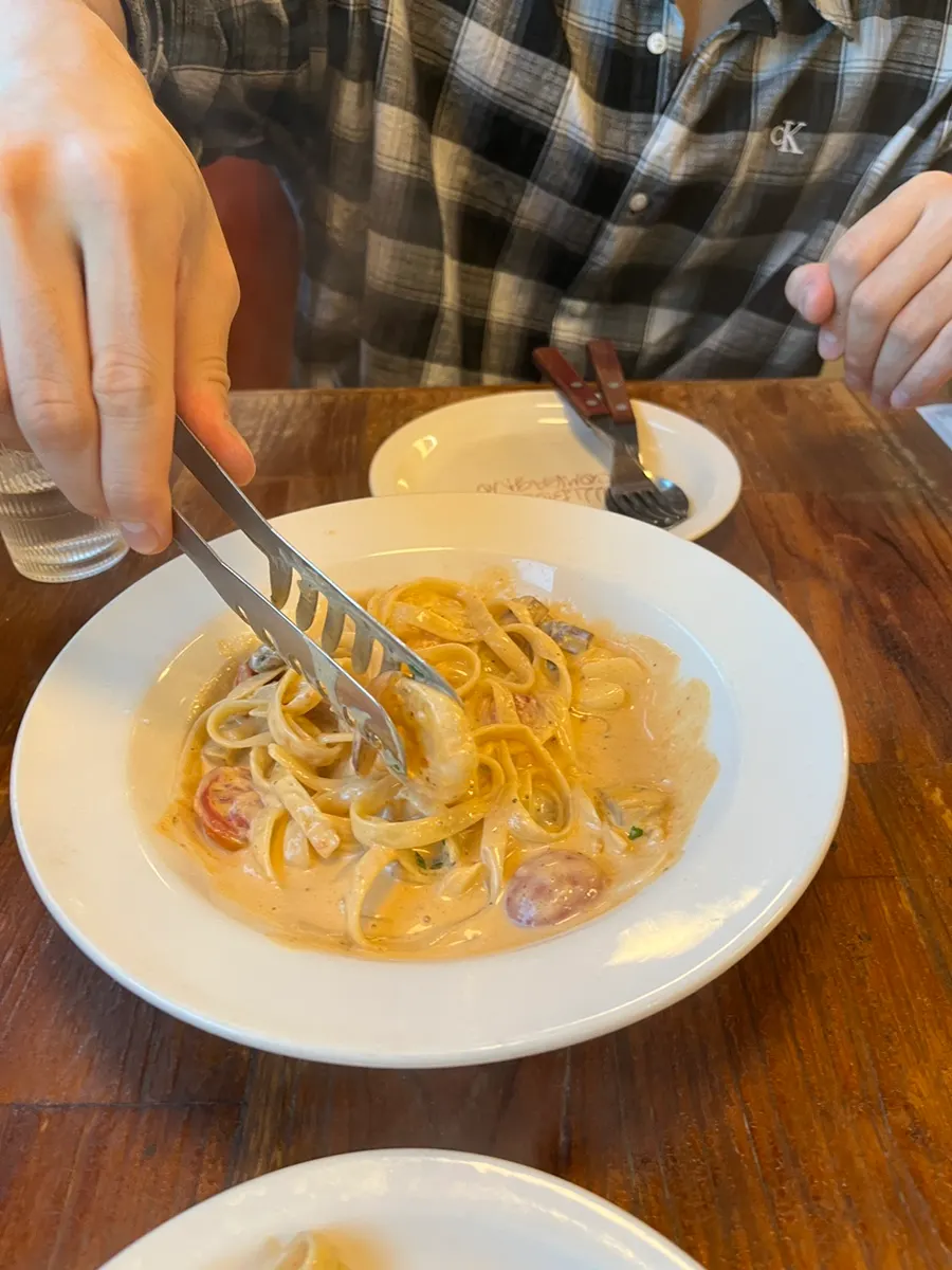 Fettuccine Tuumba dengan udang dan jamur