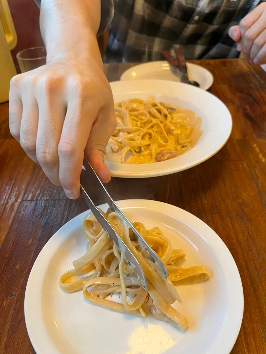 Mie pasta Tuumba yang diangkat dengan garpu