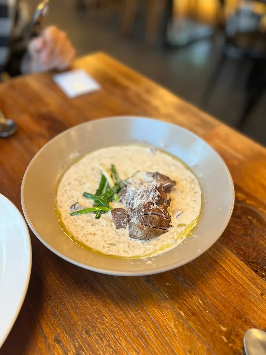 Risotto krim dengan skirt steak di atasnya
