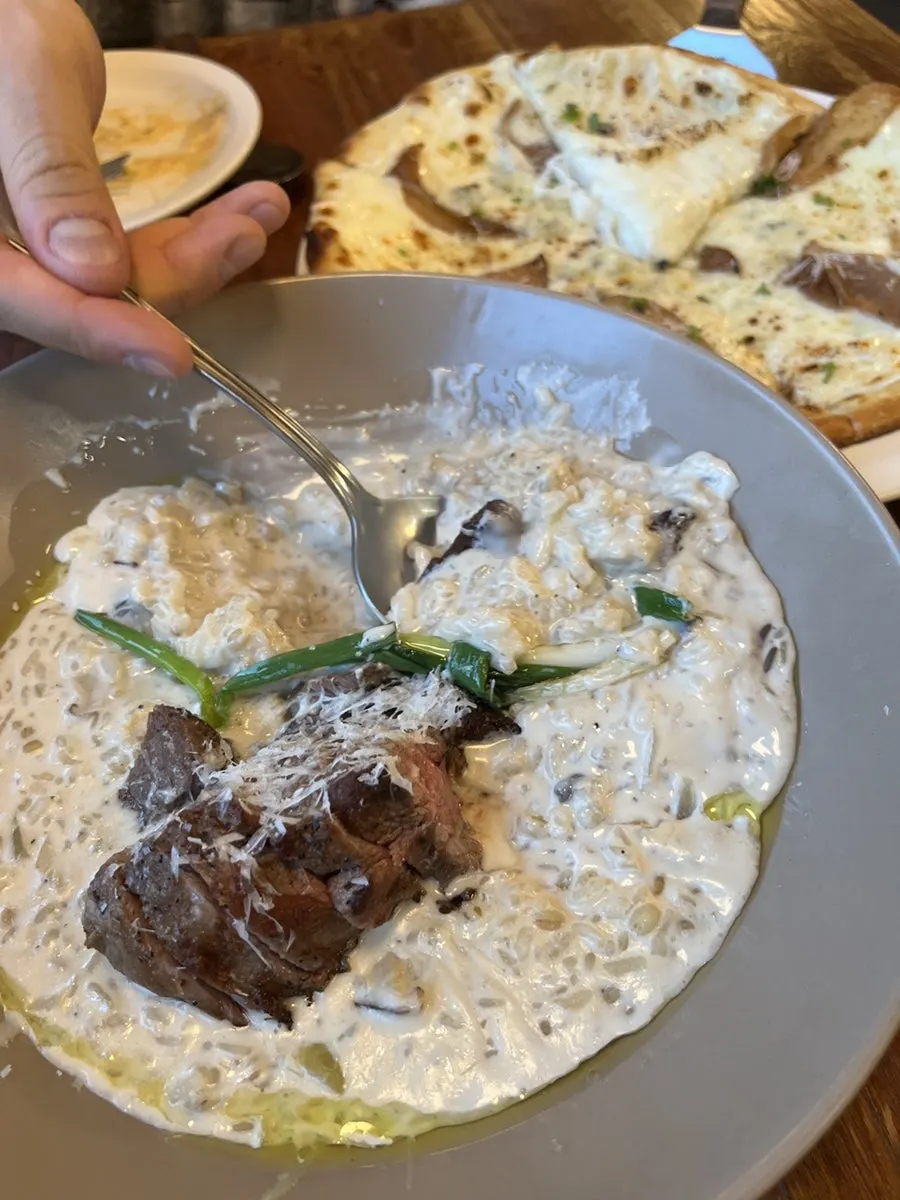 Sendokan risotto krim bersama skirt steak