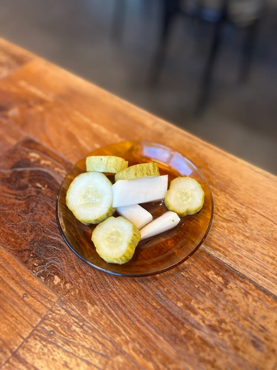 Pickles asam manis yang disajikan setelah diminta