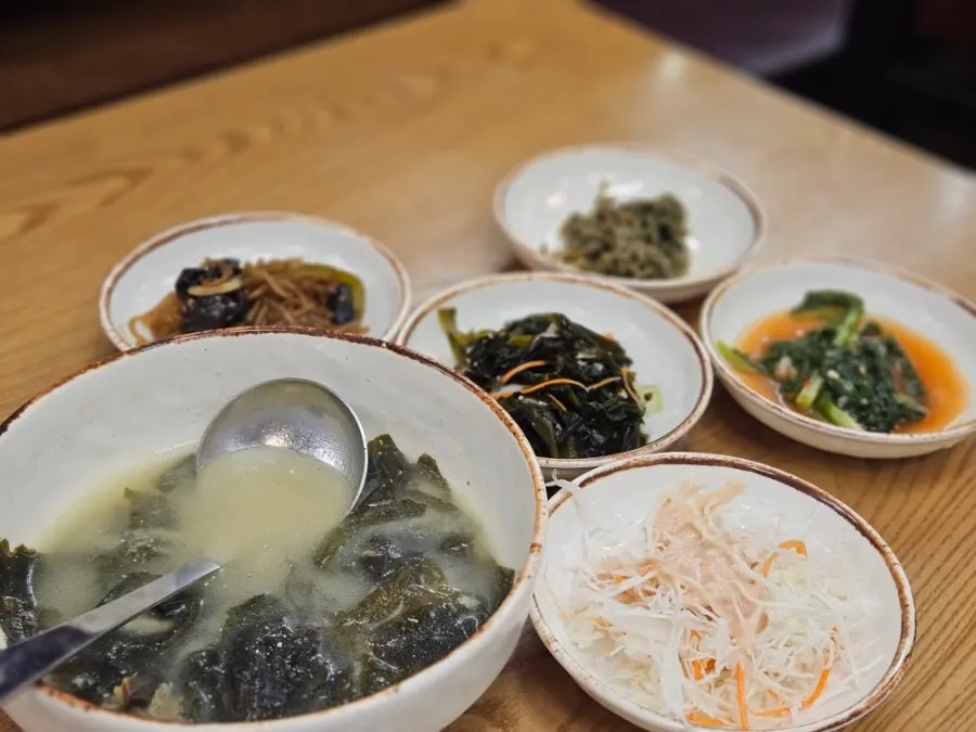 Full table spread served with the agujjim