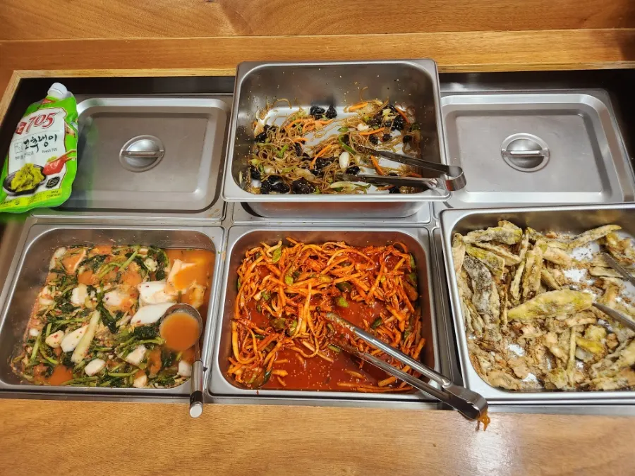 와사비와 잡채가 놓인 셀프 반찬코너