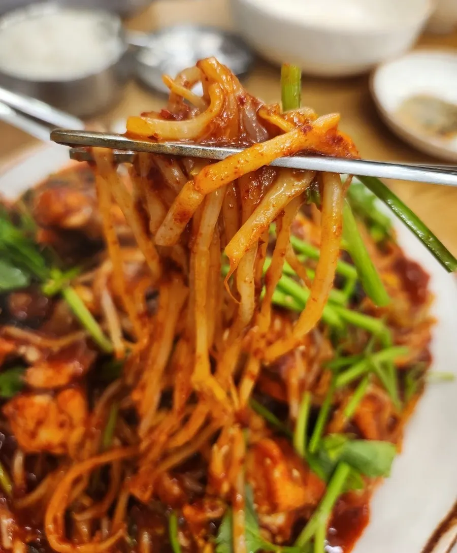 아구찜 위에 올려진 미나리
