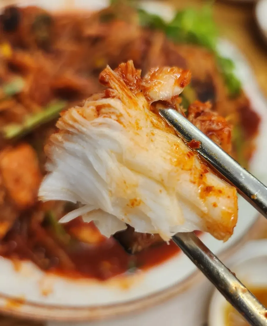 양념에 버무려진 콩나물과 아구찜