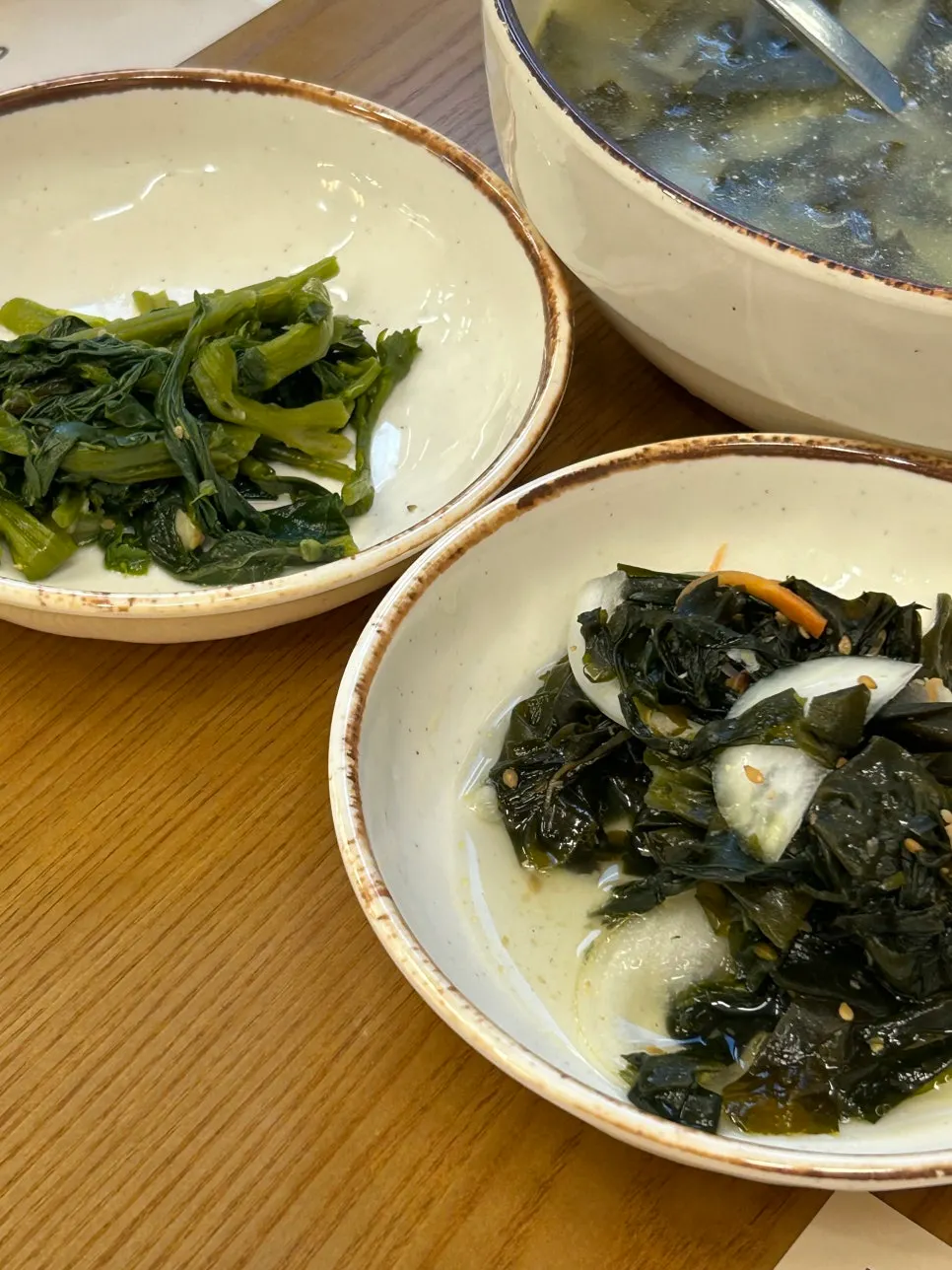 물김치와 잡채가 놓인 기본 반찬 상차림