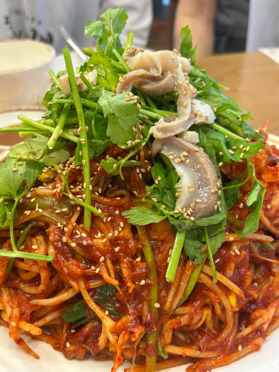 반찬을 먹으며 메인을 기다리는 식사 테이블