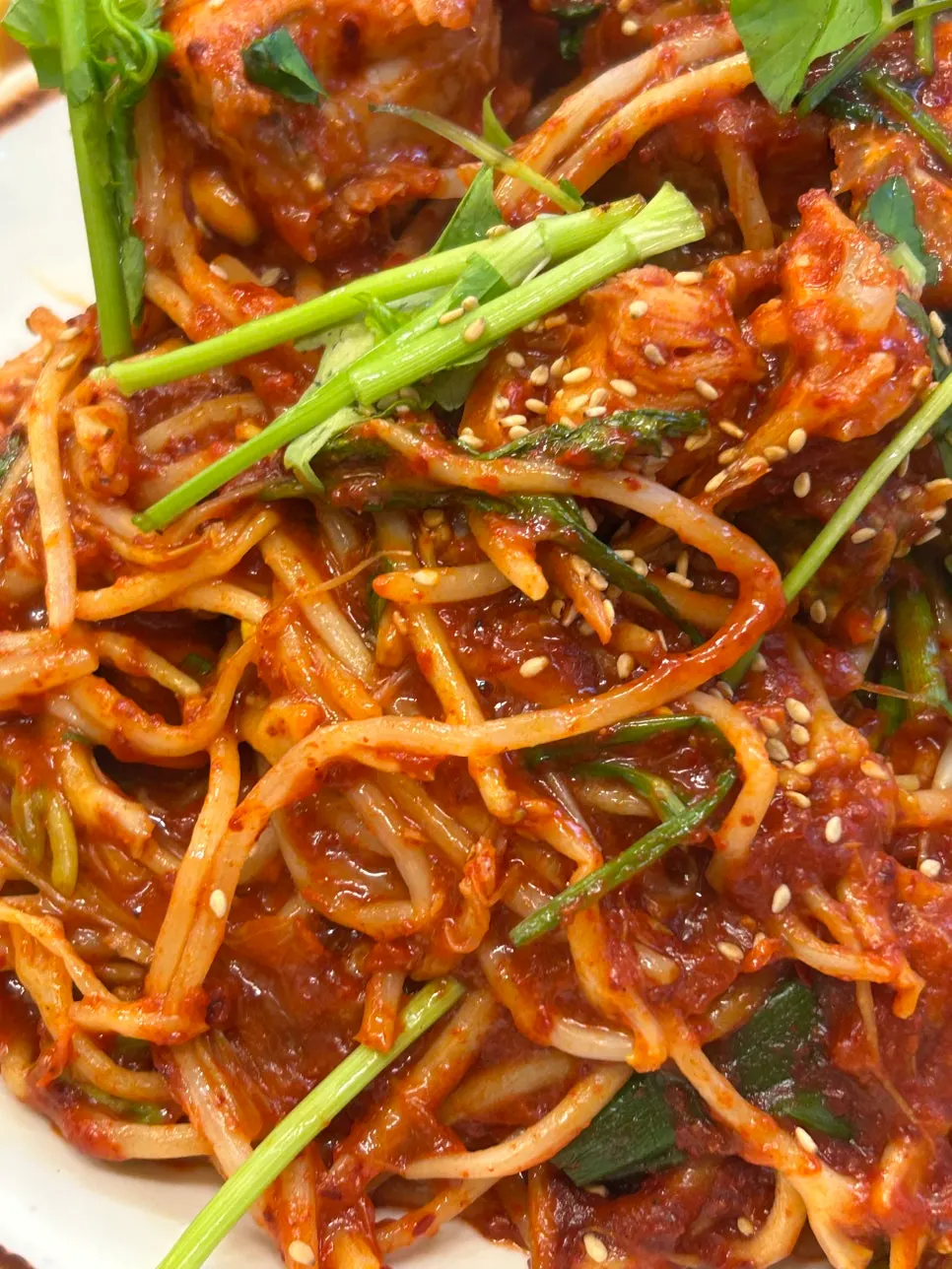 식사를 마친 아구찜 접시와 반찬들