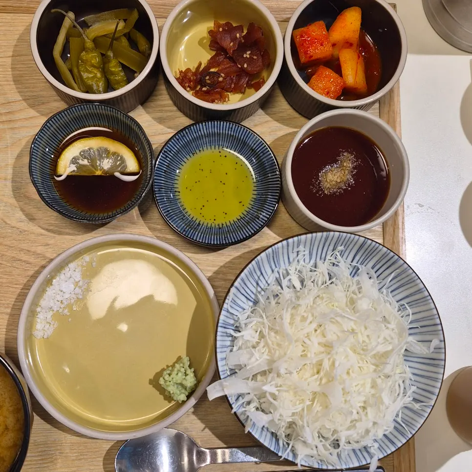돈까스와 다양한 소스 및 곁들임
