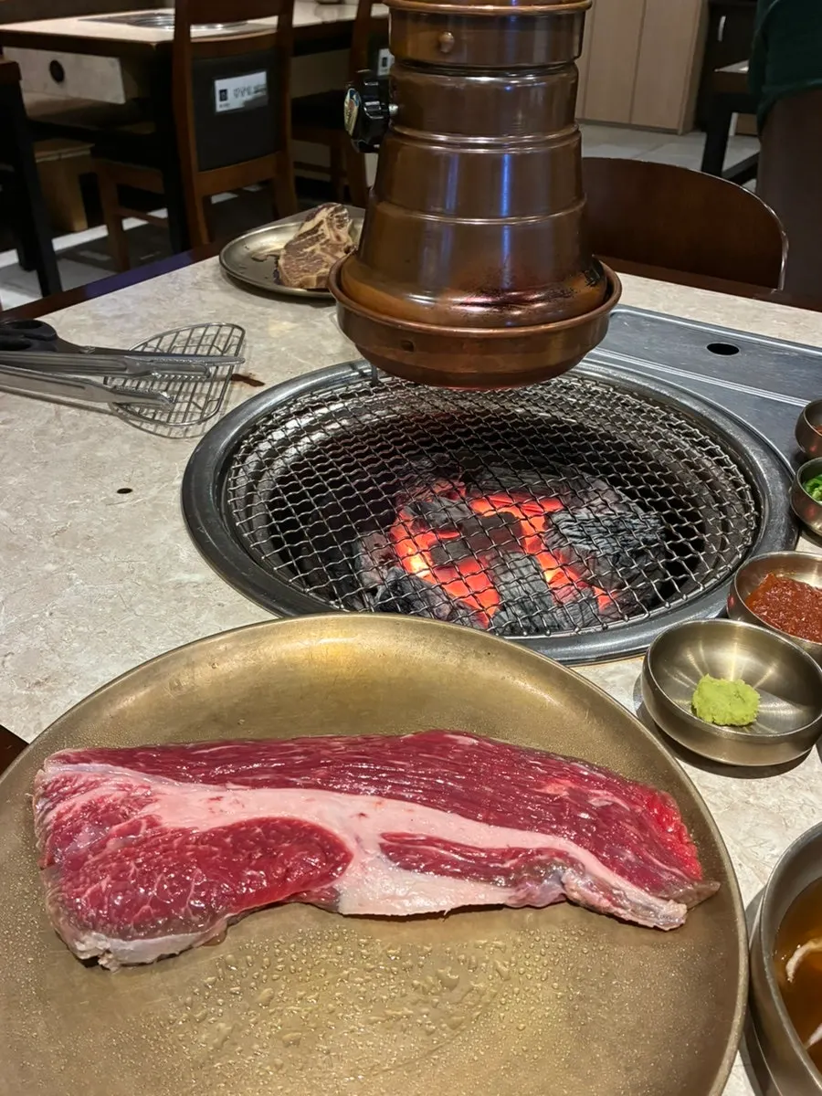 Mesa servida con sirloin de ternera coreana y LA galbi
