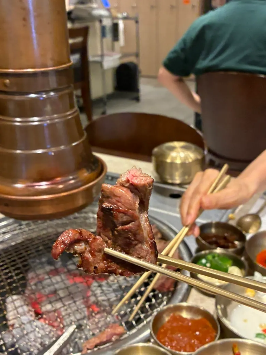 Sirloin de ternera coreana asándose en la parrilla