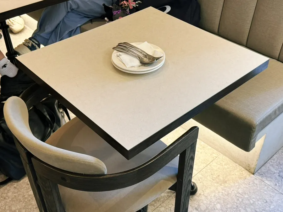 메뉴 사진이 붙은 오밀 홍대 입구 벽면