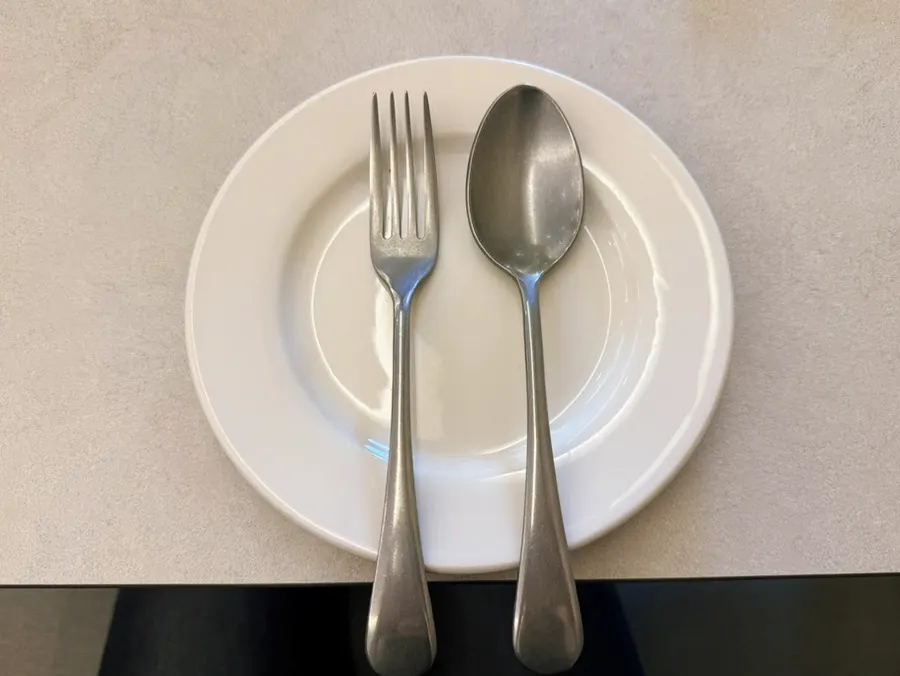 접시와 식기, 종이 놓인 오밀 홍대 테이블