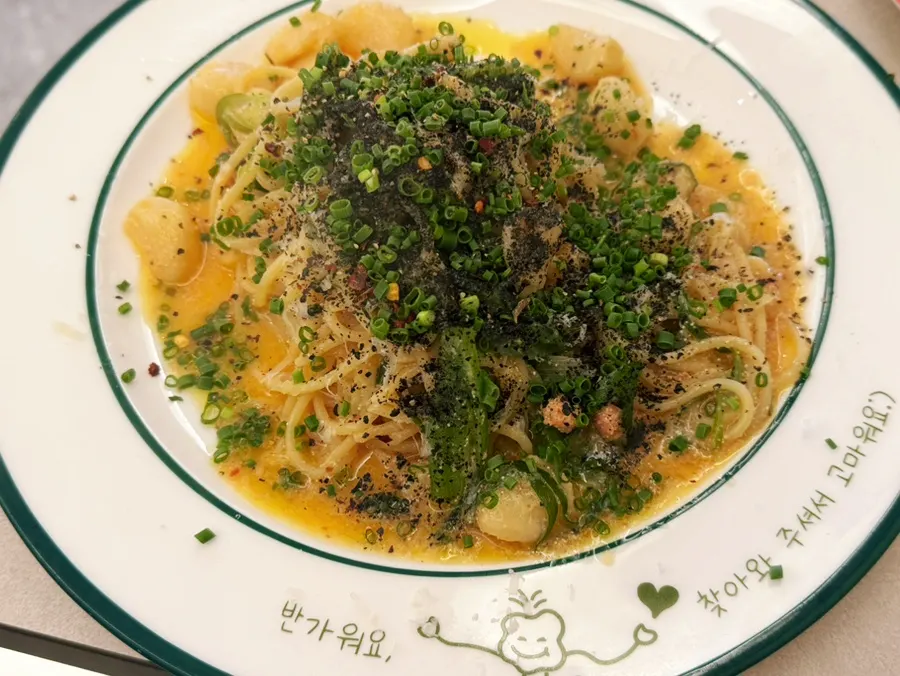 마늘이 들어간 매콤명란 파스타 한 접시