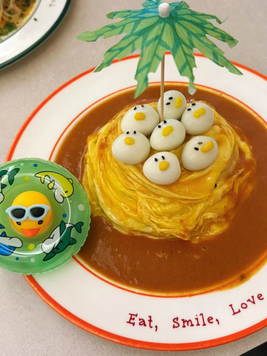 튜브 낀 오리 장식이 올려진 오므라이스
