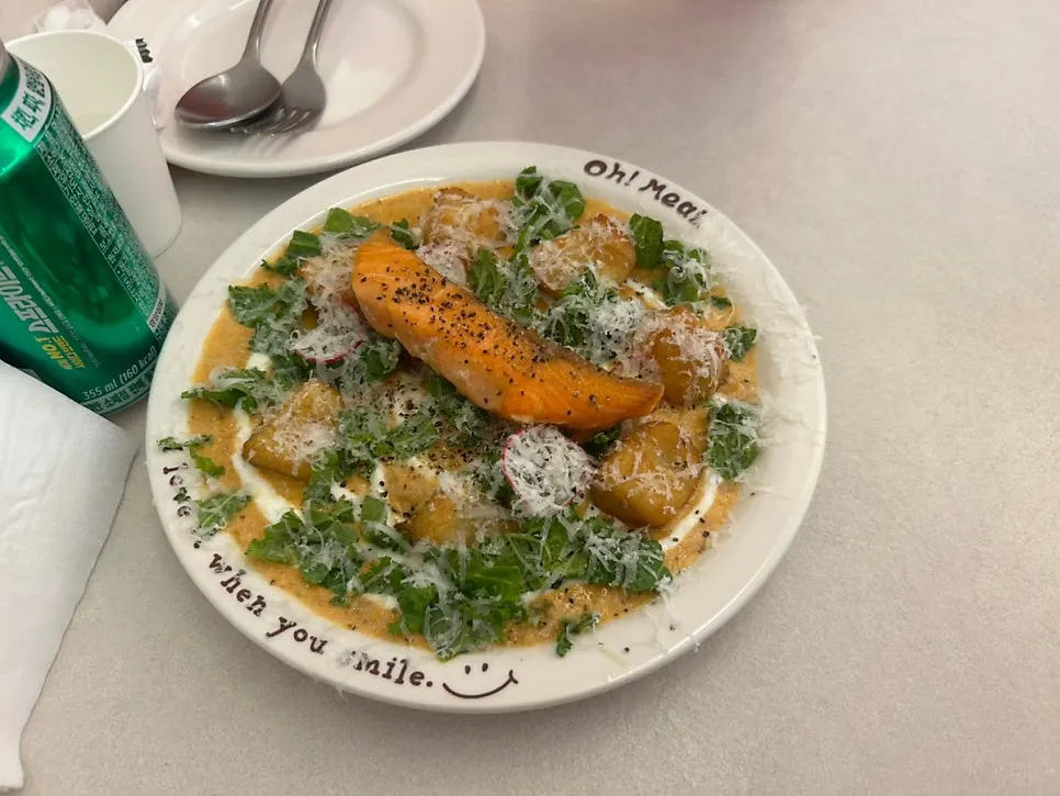 Table with salmon gnocchi and drinks