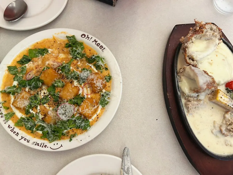 Onions served on the hot plate with the cheese cutlet