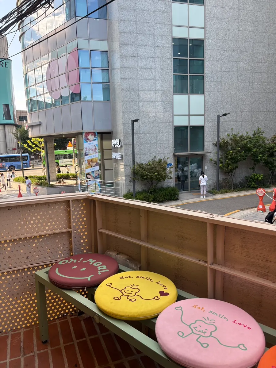 Entrance of Omil Hongdae at 3pm