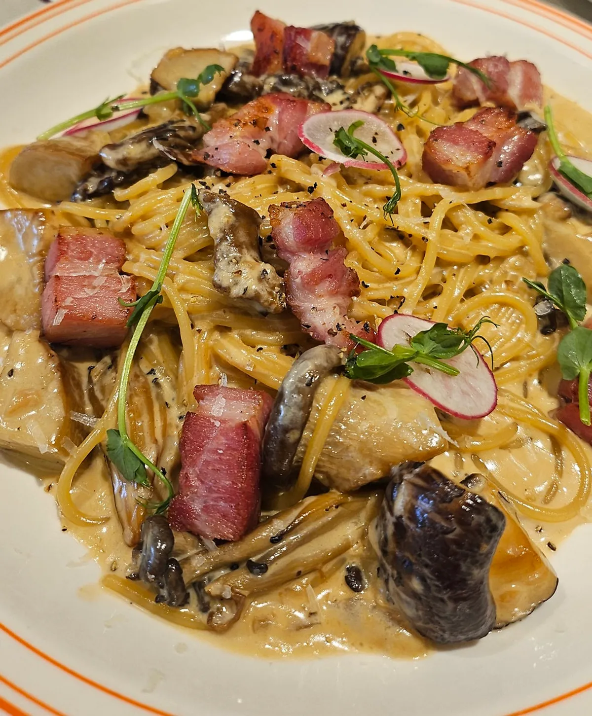 Bacon cream pasta với miếng bacon dày phủ trên mặt