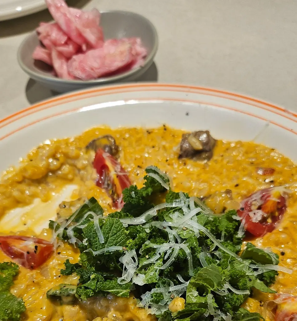 舀起一勺的部位肉辣燉飯