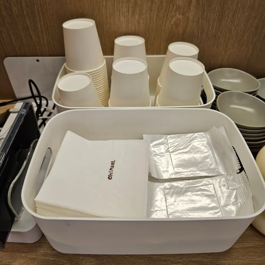 Tissues and wet wipes prepared at the self-service bar