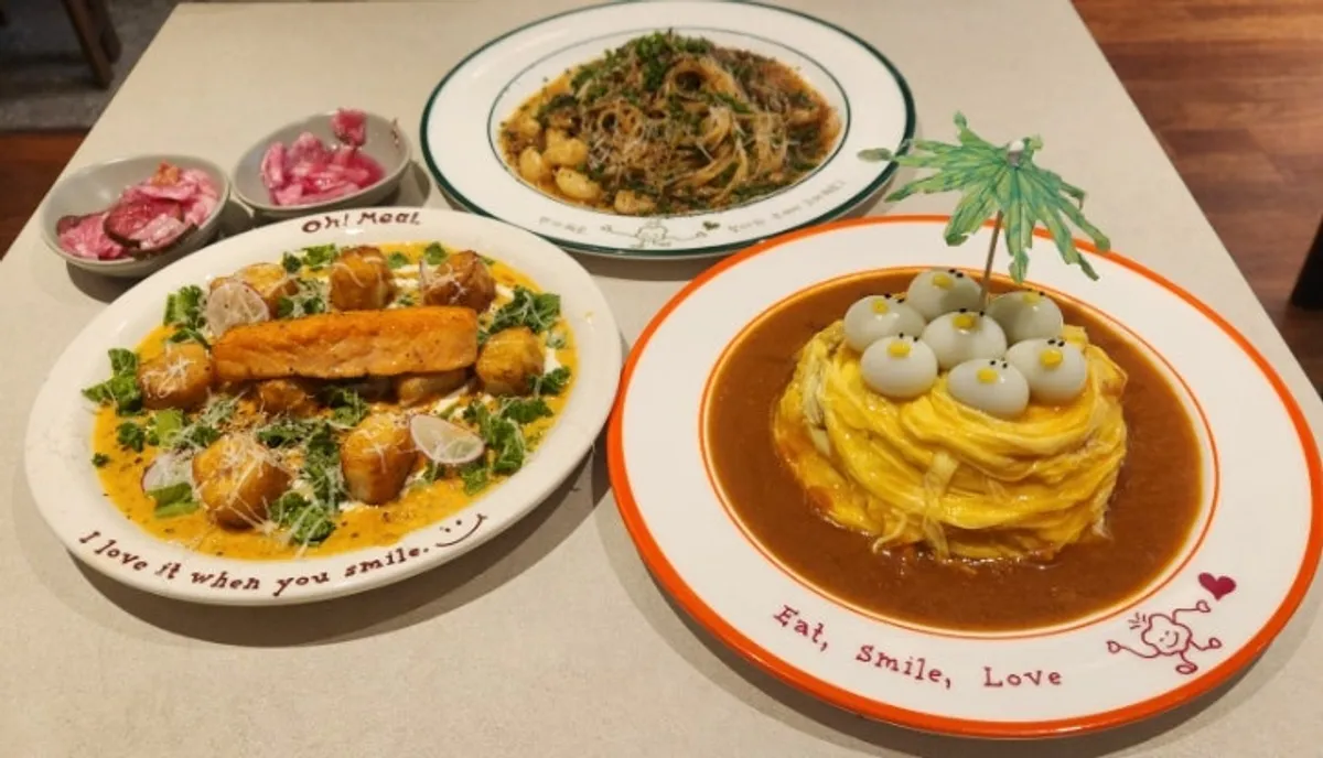 Jjongjjongjjong Rubber Duck Omurice topped with quail-egg ducks