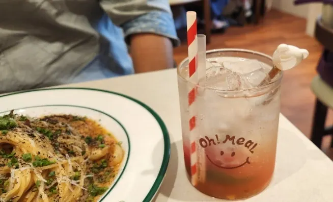 Eating with a parasol-shaped skewer