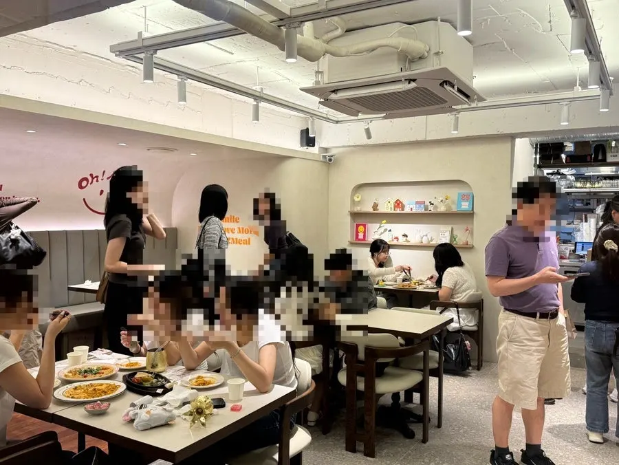손님이 가득한 오밀 혜화점 홀 풍경