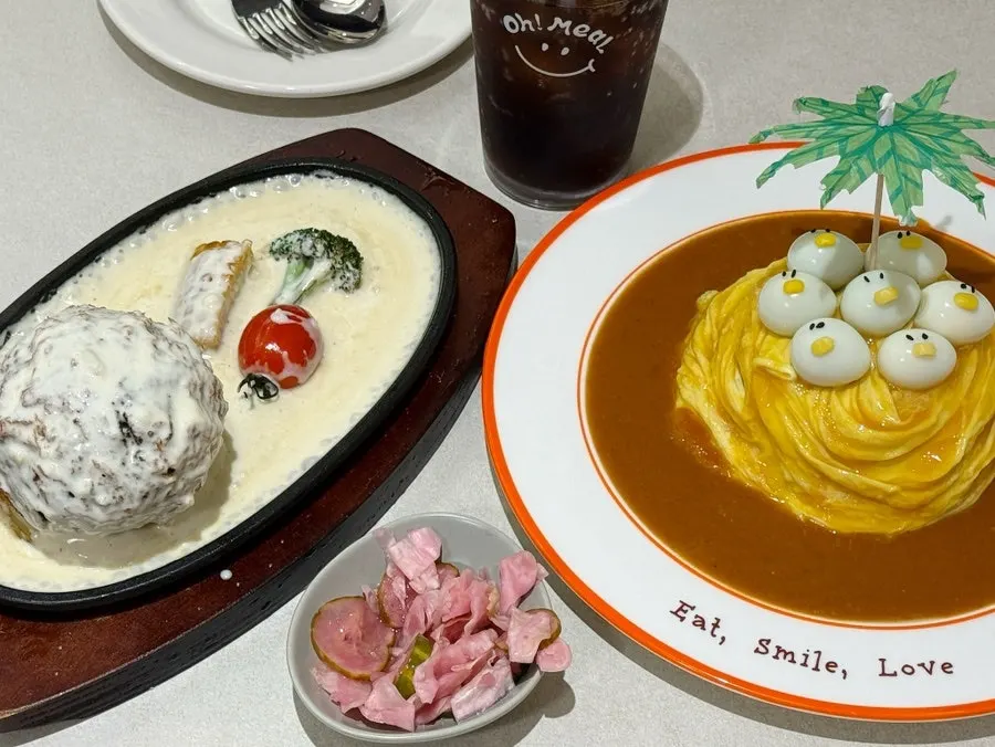 주문한 오므라이스와 철판 치즈카츠 한상