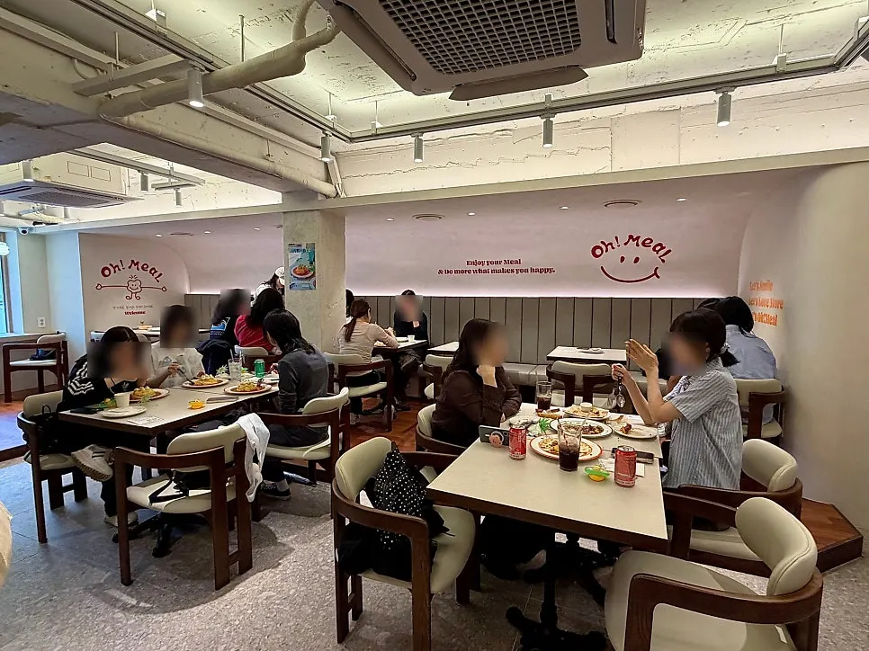 밝고 따뜻한 느낌의 오밀 매장 인테리어