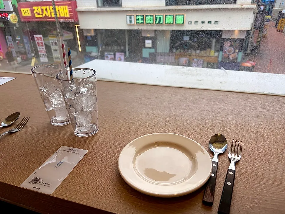 마주 보고 앉기 좋은 오밀 테이블 자리