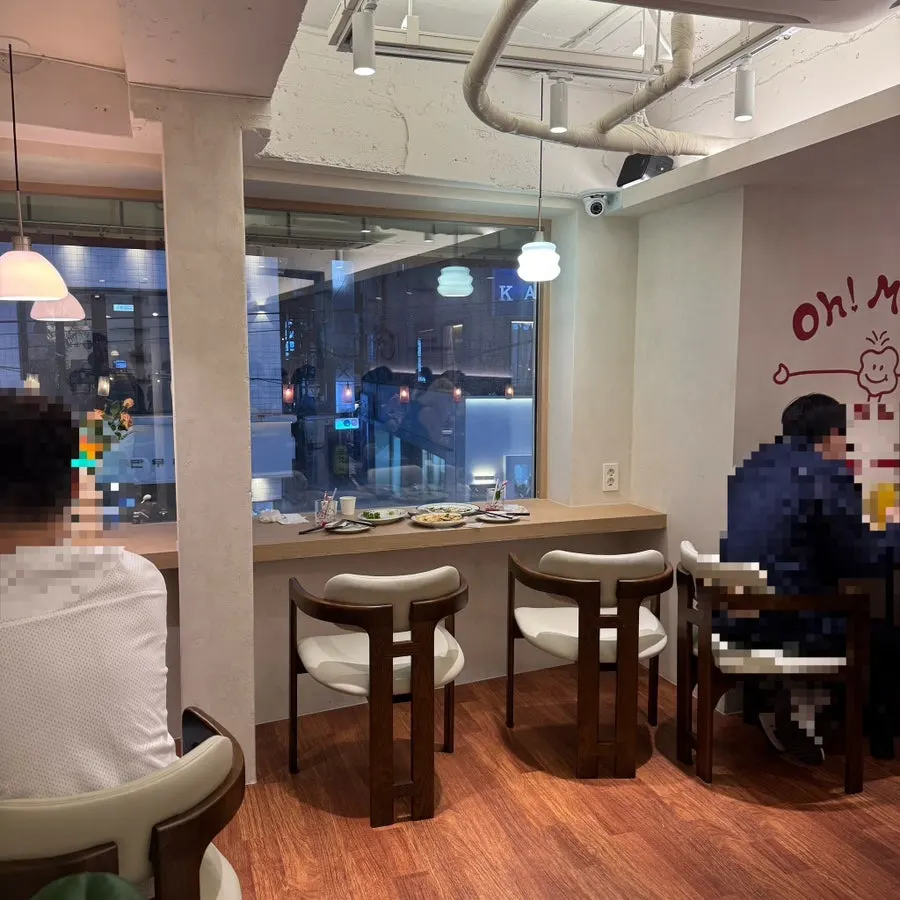 Window seating and interior atmosphere at Omil Hyehwa Daehangno