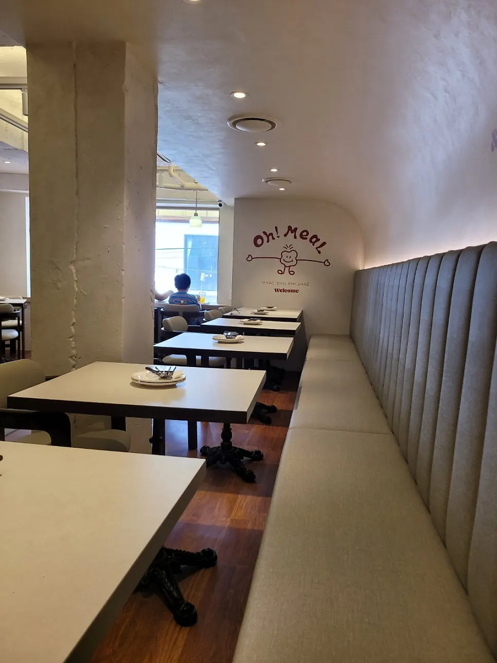 窓側の席が見える店内