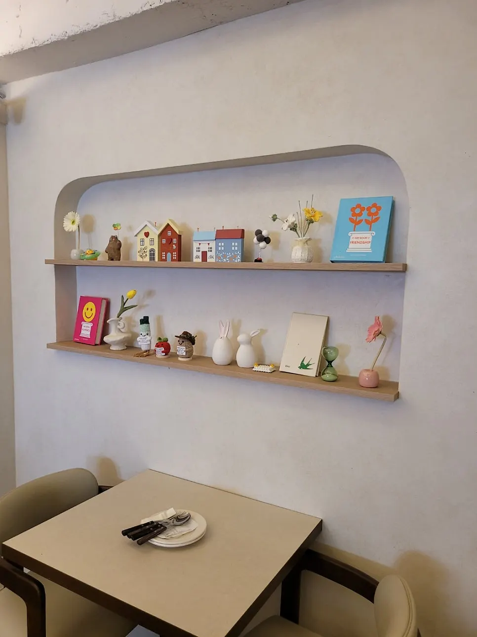一人用の小さな席と壁の小物ディスプレイ