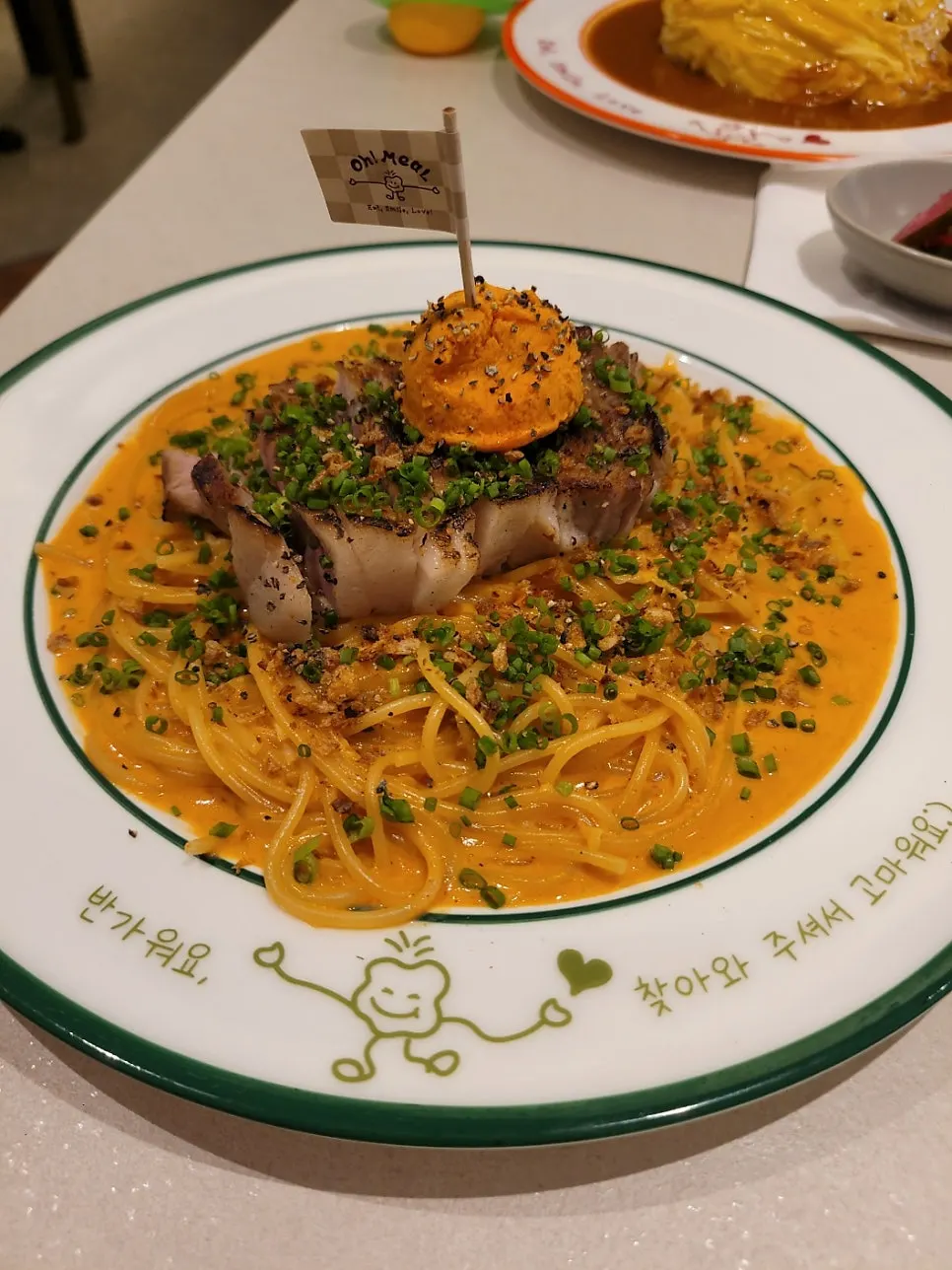 コチュジャンバターパスタのクローズアップ
