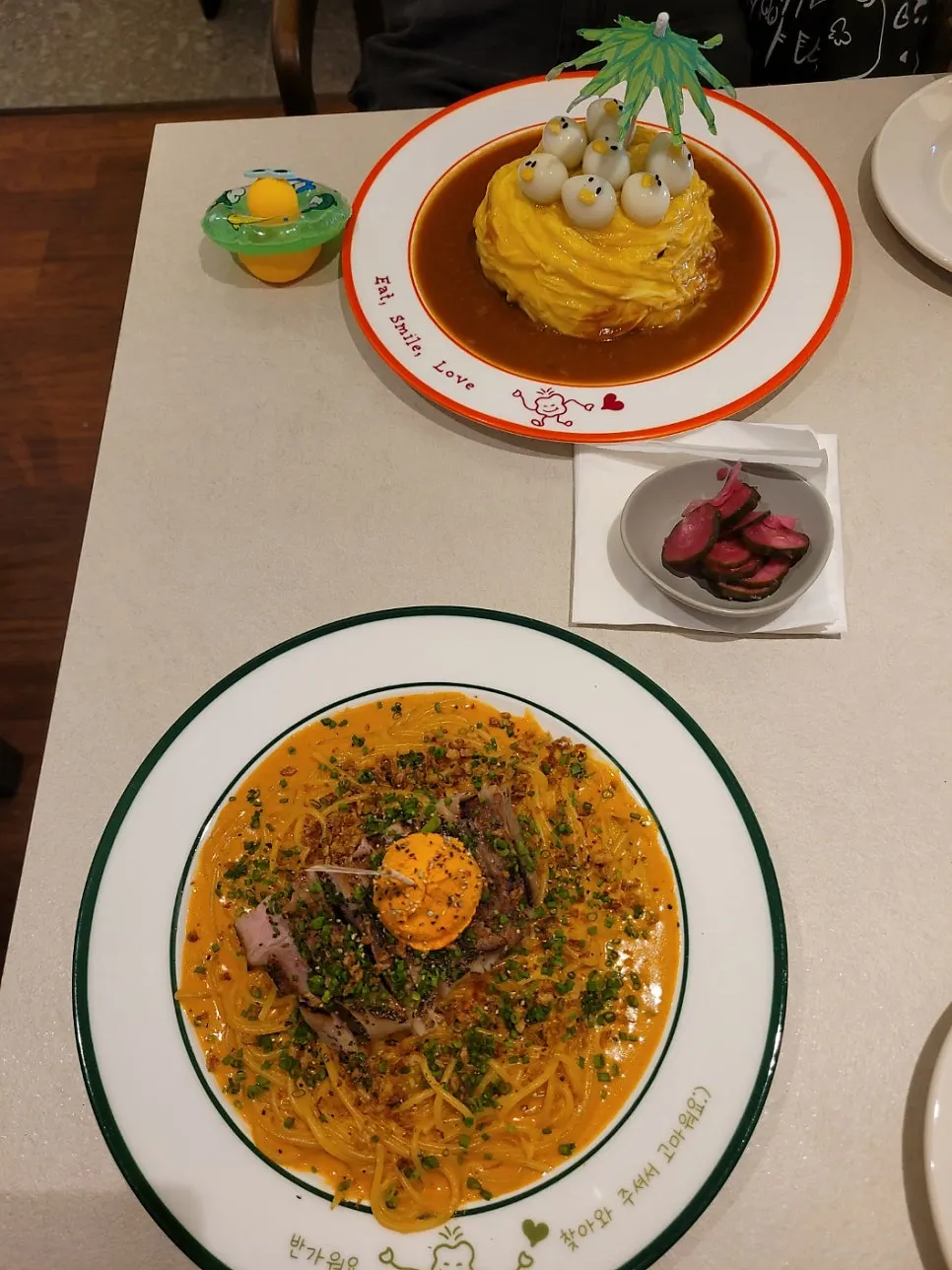 パスタとオムライスが並んだテーブル