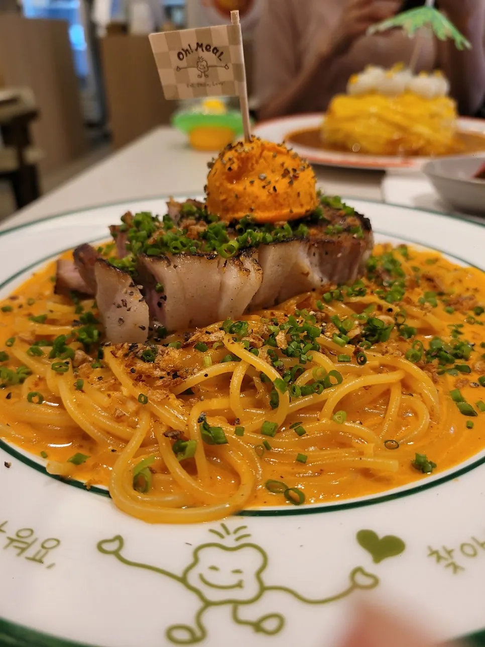パスタの上にたっぷり乗った肉