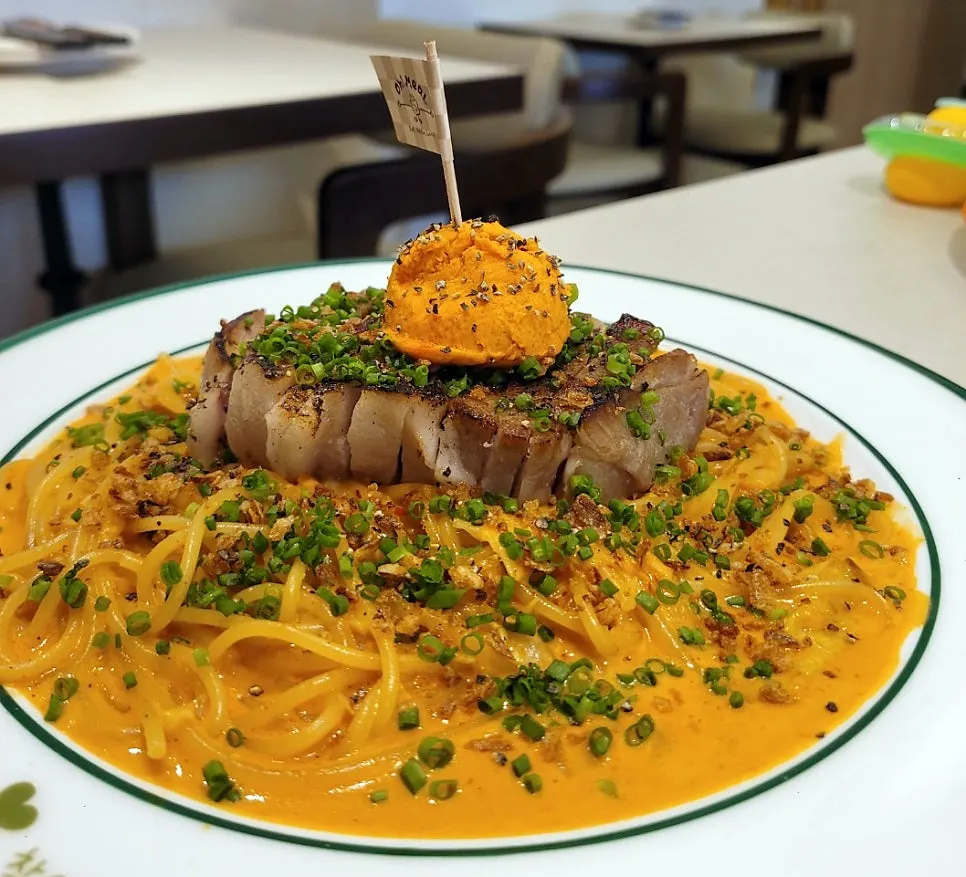 麺と肉を混ぜたパスタの皿