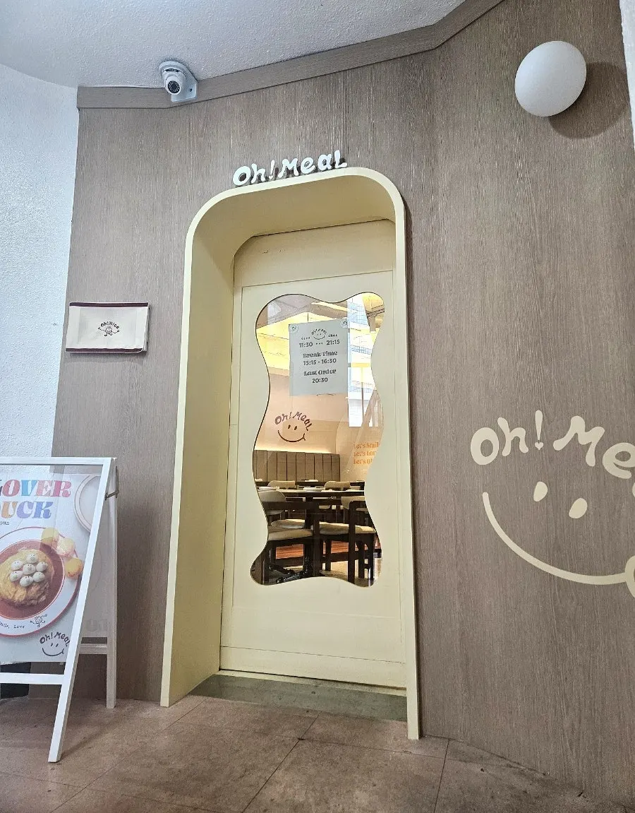 건물 2층으로 올라가는 계단 입구