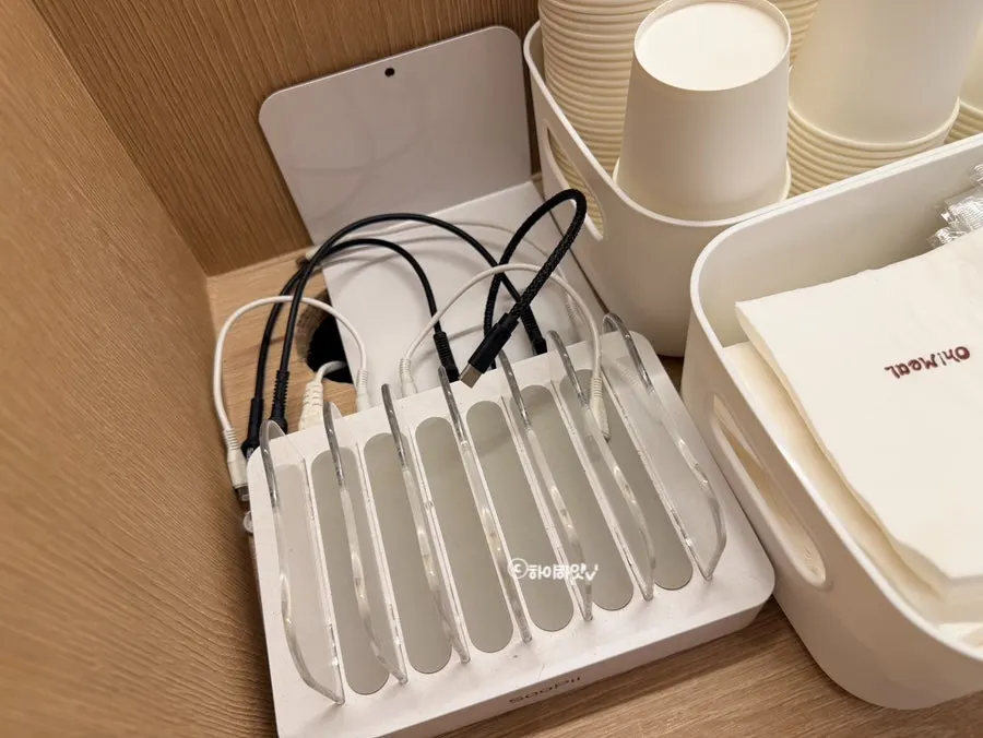 Wet wipes and tissues at the self-service bar