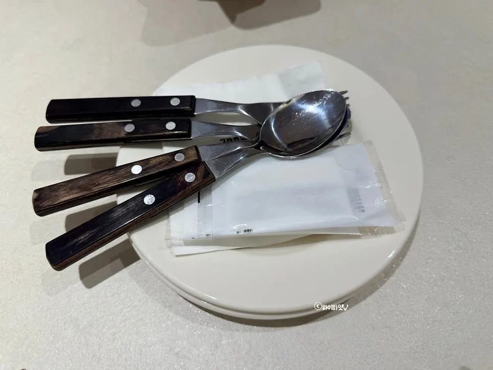 Cutlery set brought over by staff