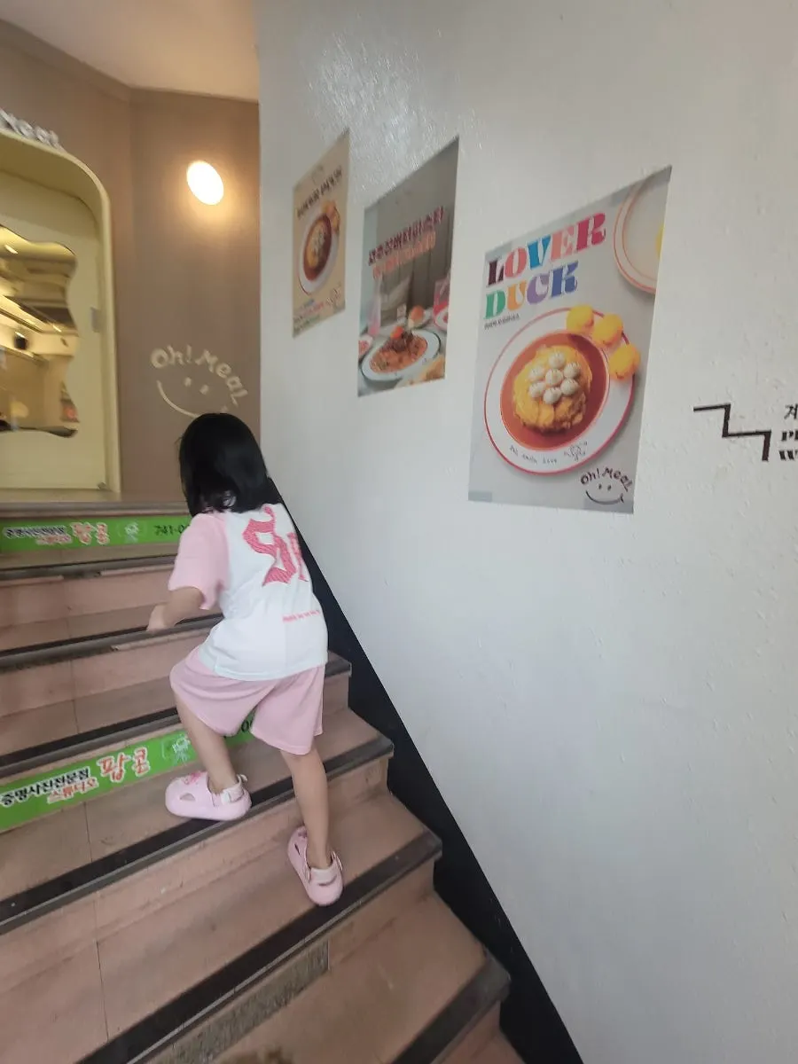 아기자기하게 구성된 오밀 테이블 자리