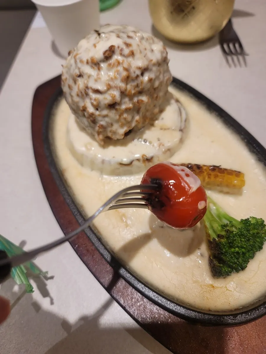 치즈가 녹아내린 철판치즈카츠