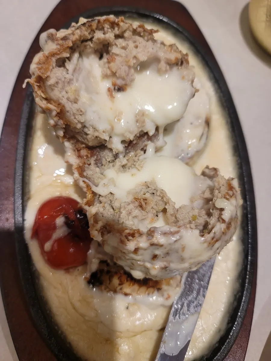 두툼한 치즈카츠와 철판 상차림