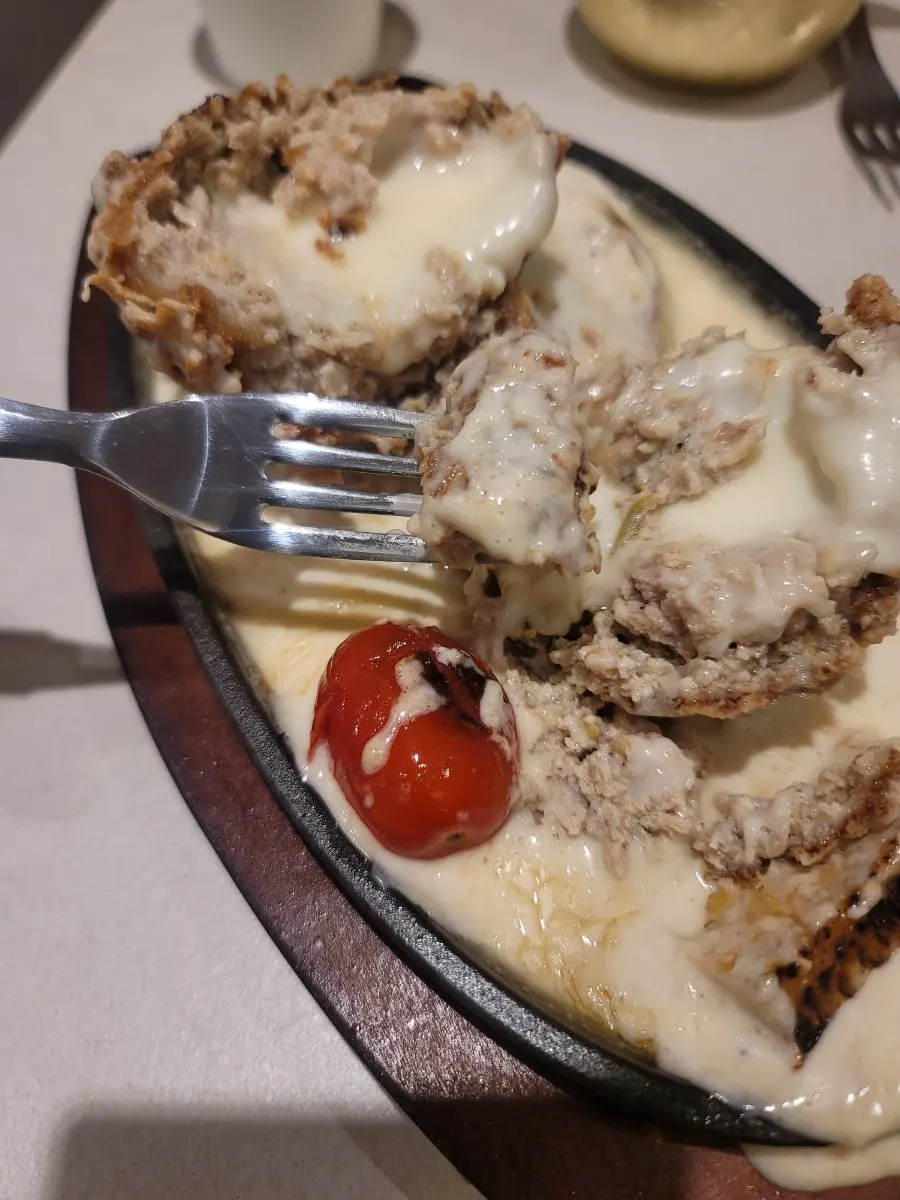 바삭한 카츠 단면과 치즈