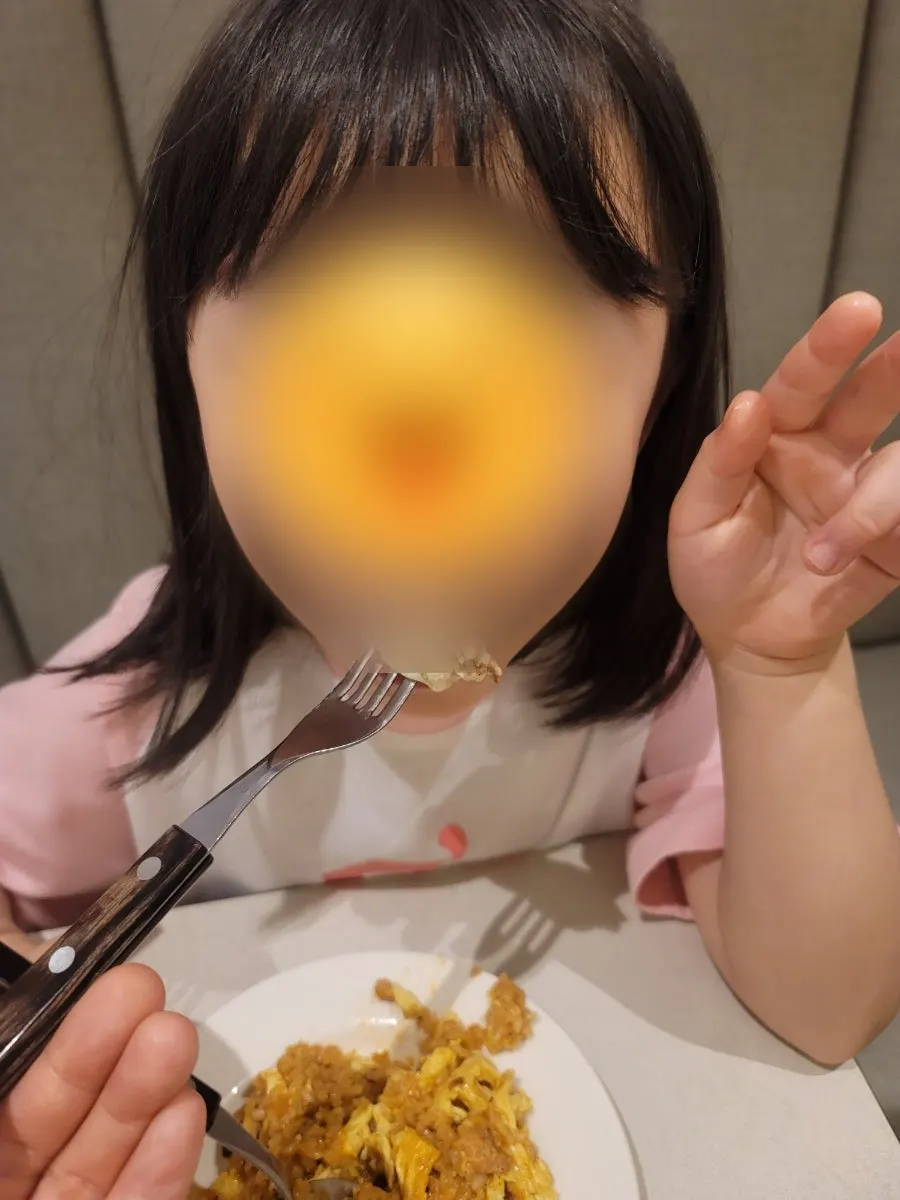 철판치즈카츠와 함께 차려진 테이블
