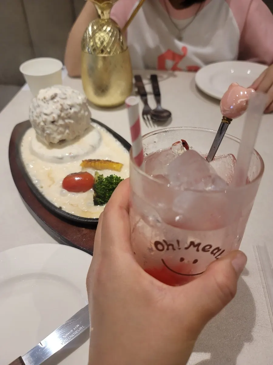 붉은 색감의 오 체리에이드 한 잔