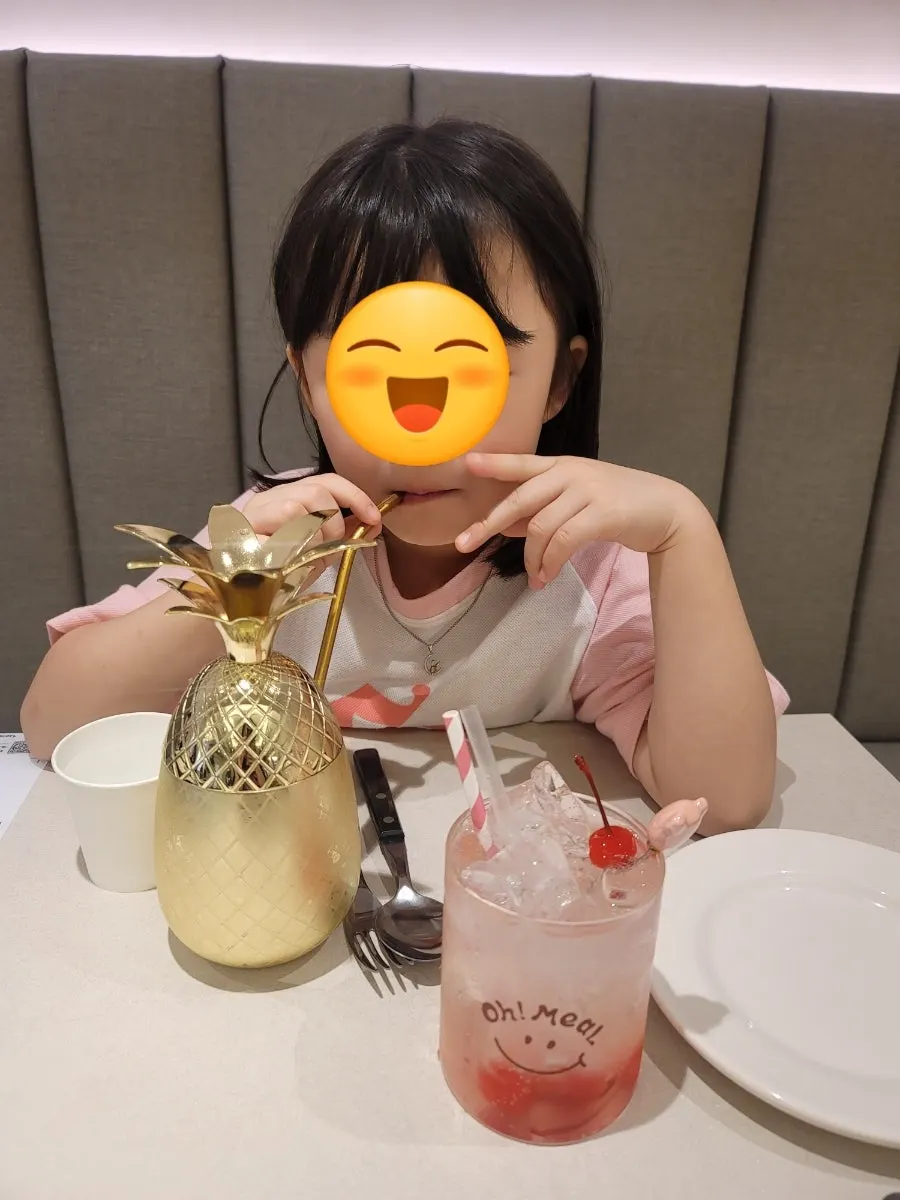 체리에이드와 파인애플 에이드 두 잔