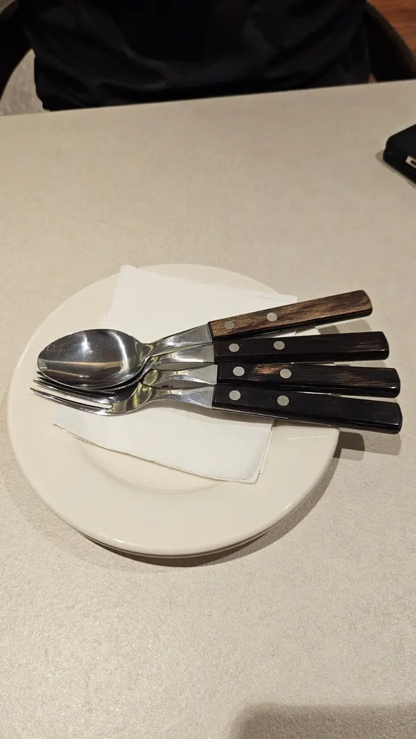 은은한 조명의 오밀 테이블 자리